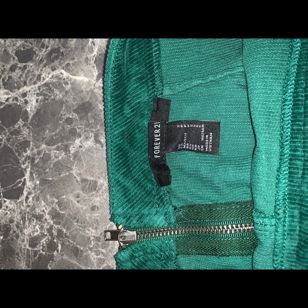 green Corduroy skirt slightly highwasted - Picture 3 of 4
